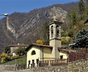 06 Alla partenza-Chiesetta di S. Benardino di Zogno con vista in Corna Rossa